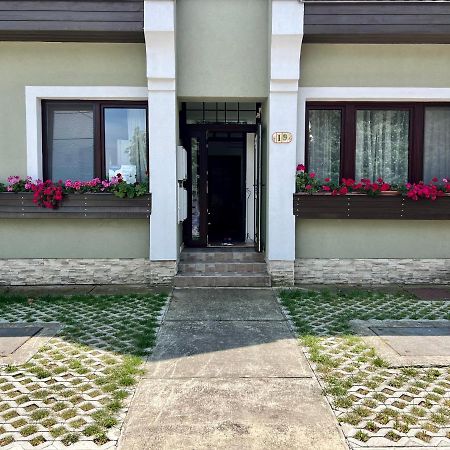 Orosz Apartmanhaz Дьюла Экстерьер фото