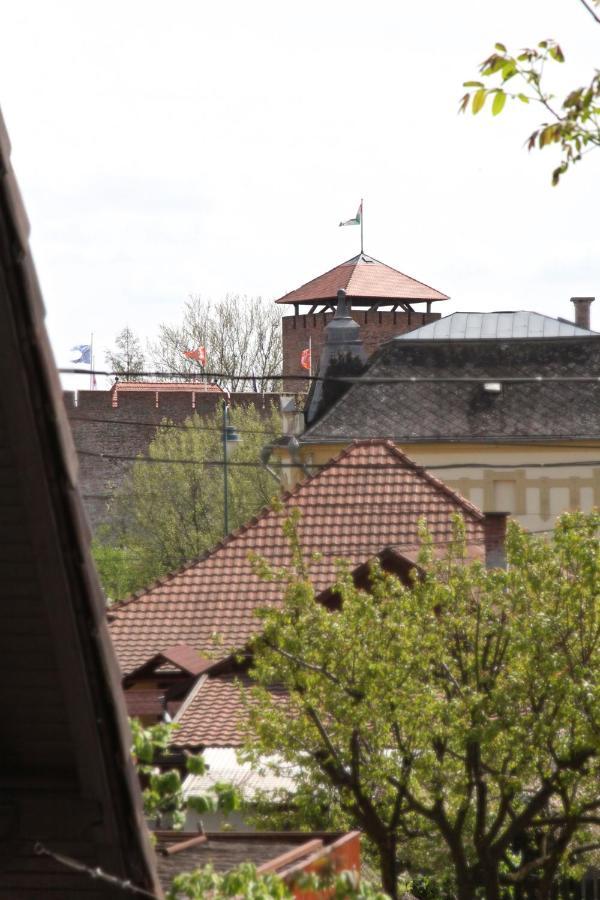 Orosz Apartmanhaz Дьюла Экстерьер фото